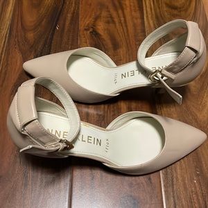 AK Anne Klein Women's Fabulist Leather Dress Pump